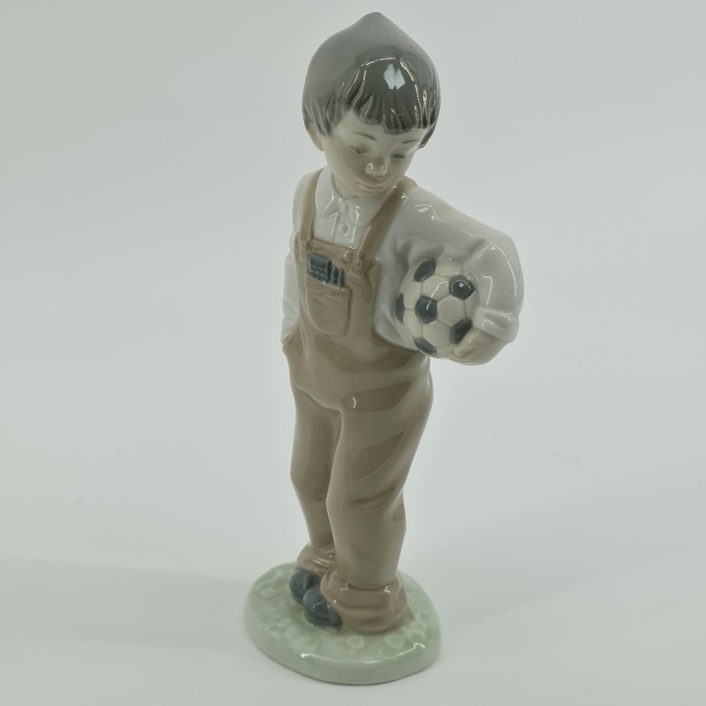 Lladro Porcelain Boy With Soccer Ball Figurine Made in Spain 1068 Statue Art
